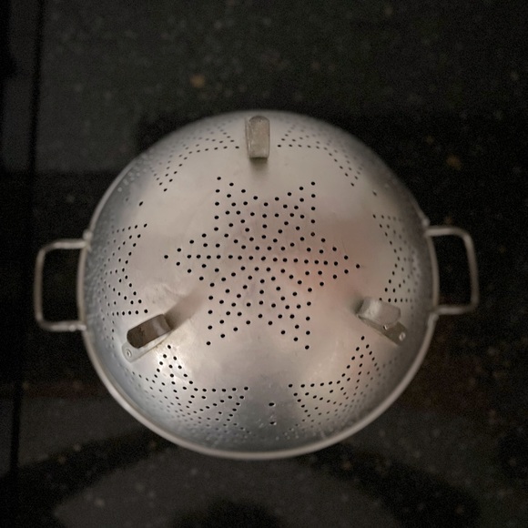 Vintage 1950s Metal Mirro Aluminum Star Pattern Strainer on 3 feet - Picture 4 of 8